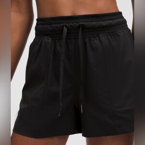 Lululemon dance studio Athletic Shorts black size 6 EUC look!